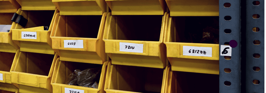 Estantes con gavetas